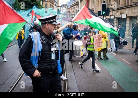 Manchester, Großbritannien. August 2021. Ein Polizeibeamter geht neben den „Kill the Bill march“. Im ganzen Land wurden aufgrund des vorgeschlagenen Gesetzes über Polizei, Kriminalität und Verurteilung Proteste organisiert, das, wenn es angenommen würde, neue Gesetze im Zusammenhang mit Demonstrationen einführen würde. Kredit: Andy Barton/Alamy Live Nachrichten Stockfoto