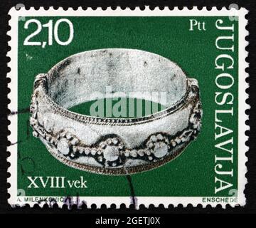 JUGOSLAWIEN - UM 1975: Eine in Jugoslawien gedruckte Briefmarke zeigt Silberarmband, antiken Schmuck, um 1975 Stockfoto