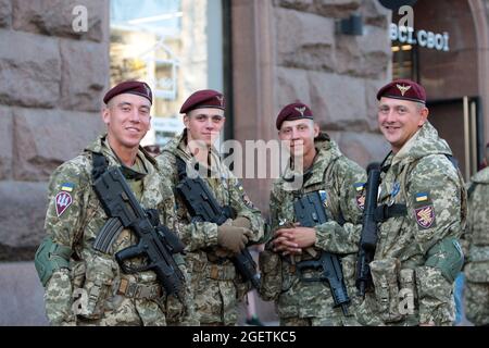Nicht exklusiv: KIEW, UKRAINE - 20. AUGUST 2021 - Soldaten der ukrainischen Luftangriff-Streitkräfte sind während der Probe der Kiew-Unabhängigen abgebildet Stockfoto
