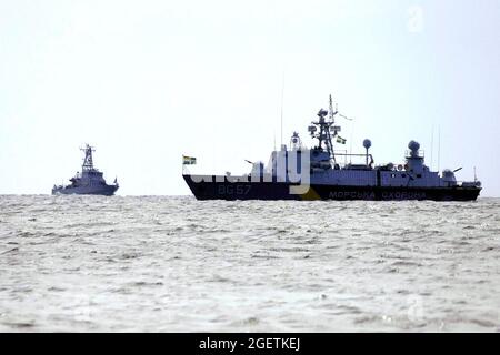 Non Exclusive: ODESA, UKRAINE - 20. AUGUST 2021 - die Schiffe der ukrainischen Marine bewegen sich während der Proben der Marine entlang der Küste von Odesa Stockfoto