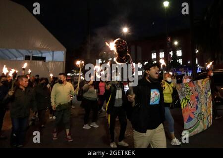 Nicht exklusiv: MEXIKO-STADT, MEXIKO - 20. AUGUST: Studenten der Bewegung der Bewerber von der Hochschulbildung ausgeschlossen halten Fackeln während märz bis d Stockfoto