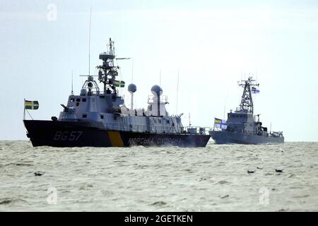 Non Exclusive: ODESA, UKRAINE - 20. AUGUST 2021 - die Schiffe der ukrainischen Marine bewegen sich während der Proben der Marine entlang der Küste von Odesa Stockfoto