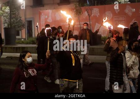 Nicht exklusiv: MEXIKO-STADT, MEXIKO - 20. AUGUST: Studenten der Bewegung der Bewerber von der Hochschulbildung ausgeschlossen halten Fackeln während märz bis d Stockfoto