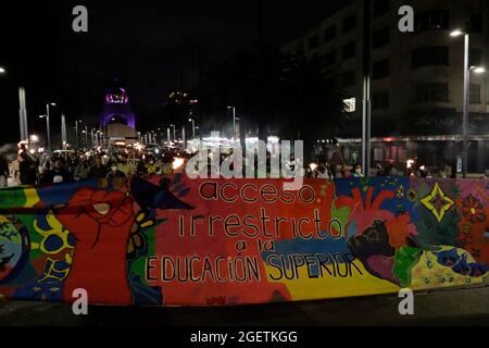 Nicht exklusiv: MEXIKO-STADT, MEXIKO - 20. AUGUST: Studenten der Bewegung der Bewerber von der Hochschulbildung ausgeschlossen halten Fackeln während märz bis d Stockfoto