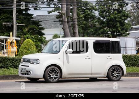 Chiangmai, Thailand -Juli 17 2021: Privater Nissan Cube Mini van. Auf der Straße Nr. 1001 8 km von Chiangmai Stadt. Stockfoto