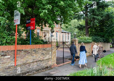 21. August 2021. Immobilienmakler Zeichen zum Verkauf außerhalb Gated House in Wimbledon, South West London Stockfoto