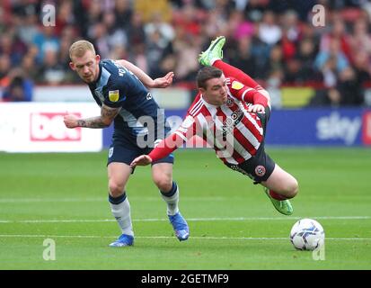 Sheffield, Großbritannien. August 2021. Sheffield, England, 21. August 2021. Lewis O'Brien von Huddersfield Town fouls John Fleck von Sheffield Utd während des Sky Bet Championship-Spiels in Bramall Lane, Sheffield. Bildnachweis sollte lauten: Simon Bellis / Sportimage Kredit: Sportimage/Alamy Live News Stockfoto