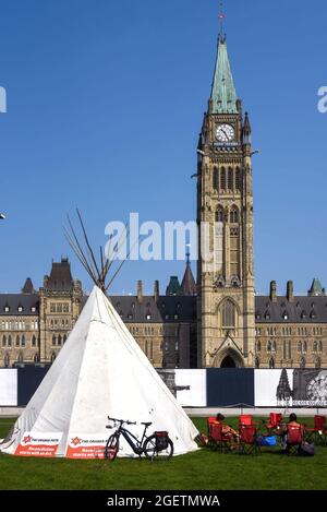 Ottawa, Kanada – 21. August 2021: Tipi wurde von Mitgliedern der Bewegung Blinding Light Walk - Tiger Lily, die von Sudbury aus GING, auf dem Parliament Hill errichtet, um weitere Versöhnungsmaßnahmen und eine weitere Änderung des Indischen Gesetzes von 1876 durch die kanadische Regierung zu bewirken. Stockfoto