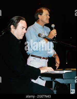 Glen Campbell und der Songwriter Jimmy Webb geben am 20. April 1996, zwei Tage vor seinem eigentlichen Geburtstag, eine improvisierte Performance bei Campbells Überraschungsfeier zum 60. Geburtstag in Branson, Missouri. Jimmy Webb schrieb und arbeitete mit Campbell an vielen seiner Hits zusammen, darunter „By The Time I Get To Phoenix“, „Wichita Lineman“ und „Galveston“. Stockfoto