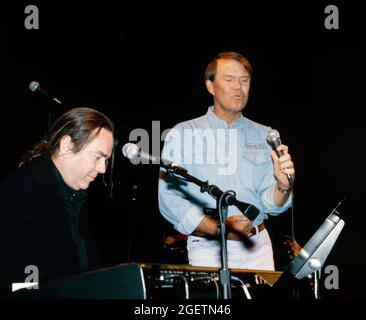 Glen Campbell und der Songwriter Jimmy Webb geben am 20. April 1996, zwei Tage vor seinem eigentlichen Geburtstag, eine improvisierte Performance bei Campbells Überraschungsfeier zum 60. Geburtstag in Branson, Missouri. Jimmy Webb schrieb und arbeitete mit Campbell an vielen seiner Hits zusammen, darunter „By The Time I Get To Phoenix“, „Wichita Lineman“ und „Galveston“. Stockfoto