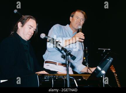 Glen Campbell und der Songwriter Jimmy Webb geben am 20. April 1996, zwei Tage vor seinem eigentlichen Geburtstag, eine improvisierte Performance bei Campbells Überraschungsfeier zum 60. Geburtstag in Branson, Missouri. Jimmy Webb schrieb und arbeitete mit Campbell an vielen seiner Hits zusammen, darunter „By The Time I Get To Phoenix“, „Wichita Lineman“ und „Galveston“. Stockfoto