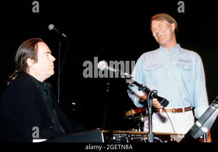 Glen Campbell und der Songwriter Jimmy Webb geben am 20. April 1996, zwei Tage vor seinem eigentlichen Geburtstag, eine improvisierte Performance bei Campbells Überraschungsfeier zum 60. Geburtstag in Branson, Missouri. Jimmy Webb schrieb und arbeitete mit Campbell an vielen seiner Hits zusammen, darunter „By The Time I Get To Phoenix“, „Wichita Lineman“ und „Galveston“. Stockfoto