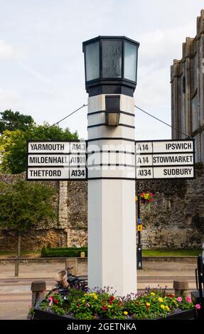 Das einzigartige „Pillar of Salt“ beleuchtete Straßenschild aus dem Jahr 1935 auf Angel Hill, Bury St edmunds, Suffolk, England. Entworfen von Basil Oliver in The International Stockfoto