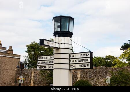 Das einzigartige „Pillar of Salt“ beleuchtete Straßenschild aus dem Jahr 1935 auf Angel Hill, Bury St edmunds, Suffolk, England. Entworfen von Basil Oliver in The International Stockfoto