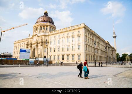 Berlin, Deutschland. August 2021. Das Berliner Schloss mit dem Humboldt Forum ist zu sehen. Dort werden die Arbeitsräume heute (21.08.2021) im Rahmen einer Familienfeier eröffnet. Auf einer Fläche von rund 1000 Quadratmetern können bis zu 200 Nutzer an unterschiedlichsten Themen arbeiten. Quelle: Christoph Soeder/dpa/Alamy Live News Stockfoto