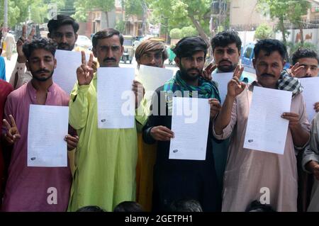 Die Bewohner von Hosri veranstalten am Samstag, dem 21. August 2021, im Hyderabad-Presseclub eine Protestdemonstration gegen die hohe Händigkeit einflussreicher Menschen. Stockfoto