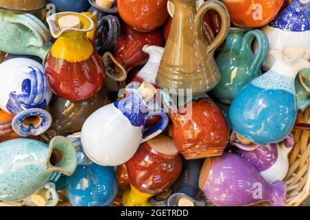 Mediterrane Stil Keramik Ölkannen, Hintergrund Stockfoto