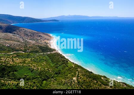 Luftaufnahme eines schönen Sandstrands mit Olivenbäumen an der albanischen Küste in der Nähe von Qeparo, Albanien, Europa Stockfoto