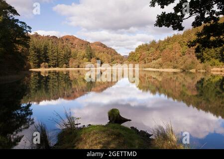 Reflections in Yew Tree Tarn, im englischen Lake District Stockfoto