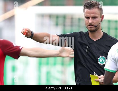 21. August 2021, Bayern, Fürth: Fußball: Bundesliga, SpVgg Greuther Fürth - Arminia Bielefeld, Matchday 2 im Sportpark Ronhof Thomas Sommer. Schiedsrichter Daniel Schlager zeigt dem Bielefelder Schöpf die gelb-rote Karte (nicht im Bild). Foto: Daniel Karmann/dpa - WICHTIGER HINWEIS: Gemäß den Bestimmungen der DFL Deutsche Fußball Liga und/oder des DFB Deutscher Fußball-Bund ist es untersagt, im Stadion und/oder vom Spiel aufgenommene Fotos in Form von Sequenzbildern und/oder videoähnlichen Fotoserien zu verwenden oder zu verwenden. Stockfoto