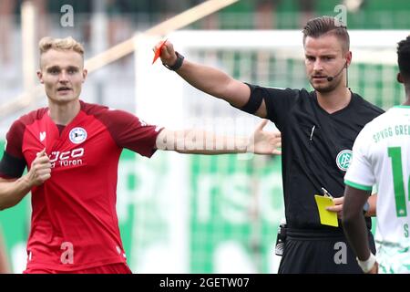 21. August 2021, Bayern, Fürth: Fußball: Bundesliga, SpVgg Greuther Fürth - Arminia Bielefeld, Matchday 2 im Sportpark Ronhof Thomas Sommer. Schiedsrichter Daniel Schlager (r) zeigt Bielefelds Schöpf (nicht im Bild) die gelb-rote Karte. Foto: Daniel Karmann/dpa - WICHTIGER HINWEIS: Gemäß den Bestimmungen der DFL Deutsche Fußball Liga und/oder des DFB Deutscher Fußball-Bund ist es untersagt, im Stadion und/oder vom Spiel aufgenommene Fotos in Form von Sequenzbildern und/oder videoähnlichen Fotoserien zu verwenden oder zu verwenden. Stockfoto