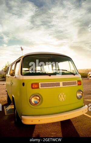 Classic 1970er Typ 2 Volkswagen Bus Kombi in der Wüste bei Kingman Arizona Stockfoto