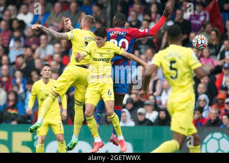 LONDON, GROSSBRITANNIEN. 21. AUGUST Christian Norgaard von Brentford Gesten während des Premier League-Spiels zwischen Crystal Palace und Brentford im Selhurst Park, London am Samstag, 21. August 2021. (Kredit: Federico Maranesi | MI Nachrichten) Kredit: MI Nachrichten & Sport /Alamy Live Nachrichten Stockfoto