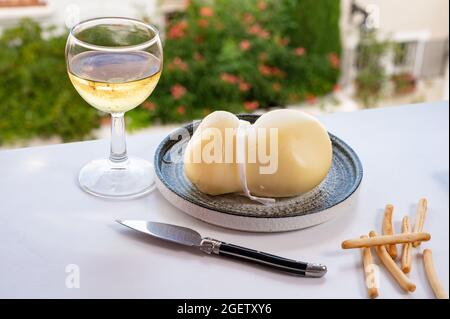 Käsesammlung, halbharter französischer Blauschimmelkäse roquefort aus Roquefort-sur-Soulzon, Frankreich, serviert mit süßem kalten französischen Weißwein, aus nächster Nähe Stockfoto