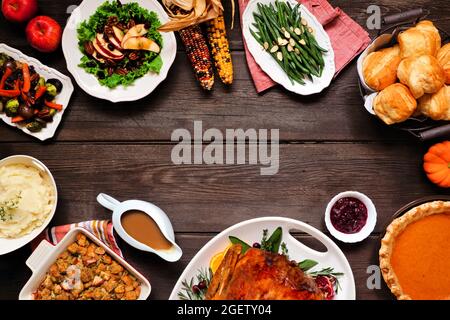 Traditionelles Thanksgiving-truthahn-Abendessen Deckenbild auf dunklem Holzhintergrund mit Kopierfläche. Pute, Kartoffelpüree, Dressing, Kürbiskuchen Stockfoto