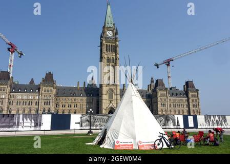 Ottawa, Kanada – 21. August 2021: Tipi wurde von Mitgliedern der Bewegung Blinding Light Walk - Tiger Lily, die von Sudbury aus GING, auf dem Parliament Hill errichtet, um weitere Versöhnungsmaßnahmen und eine weitere Änderung des Indischen Gesetzes von 1876 durch die kanadische Regierung zu bewirken. Stockfoto