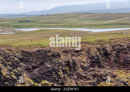 Wanderer in Eshaness oder Esha Ness in Northmavine auf dem Festland Shetland. Stockfoto