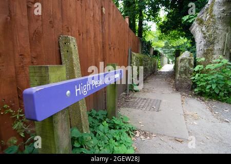 Ein violetter Wegweiser zur High Peak Junction in der Nähe des Cromford Canal in Derbyshire Stockfoto