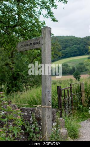 Ein Wegweiser zeigt den Weg nach Cromford Meadows entlang des Cromford Canal zur High Peak Junction Stockfoto