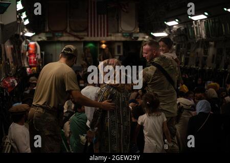 Kabul, Afghanistan. August 2021. Zivilisten steigen am 19. August 2021 während einer Evakuierung auf dem internationalen Flughafen Hamid Karzai in Kabul, Afghanistan, in ein Flugzeug ein. US-Soldaten unterstützen das Außenministerium bei einer geordneten Abseichung von designiertem Personal in Afghanistan. Foto von Staff Sgt. Brandon Cribelar/USA Air Force/UPI Credit: UPI/Alamy Live News Stockfoto