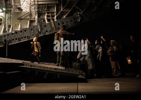 Kabul, Afghanistan. August 2021. Zivilisten steigen am 19. August 2021 während einer Evakuierung auf dem internationalen Flughafen Hamid Karzai in Kabul, Afghanistan, in ein Flugzeug ein. US-Soldaten unterstützen das Außenministerium bei einer geordneten Abseichung von designiertem Personal in Afghanistan. Foto von Staff Sgt. Brandon Cribelar/USA Air Force/UPI Credit: UPI/Alamy Live News Stockfoto