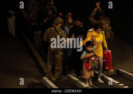 Kabul, Afghanistan. August 2021. Zivilisten steigen am 19. August 2021 während einer Evakuierung auf dem internationalen Flughafen Hamid Karzai in Kabul, Afghanistan, in ein Flugzeug ein. US-Soldaten unterstützen das Außenministerium bei einer geordneten Abseichung von designiertem Personal in Afghanistan. Foto von Staff Sgt. Brandon Cribelar/USA Air Force/UPI Credit: UPI/Alamy Live News Stockfoto