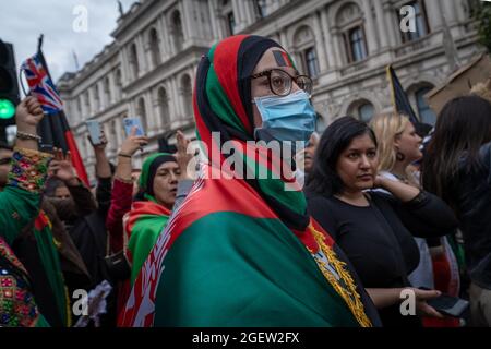 London, Großbritannien. August 2021. Massenproteste „Stoppen Sie die Tötung von Afghanen“. Tausende von britisch-afghanischen Menschen marschieren aus Protest gegen den kürzlichen Machtübernahme aller großen Städte Afghanistans durch die Taliban von Marble Arch nach Westminster. Die Demonstranten, viele von ihnen Frauen, hielten Plakate mit den Aufschrift „Stoppt die Unterdrückung afghanischer Frauen“, „Afghanistan blutet“ und „USA und NATO sind gescheitert“. Den Demonstranten schlossen sich Menschen aus dem Iran und dem Irak an, die Solidarität mit den Menschen in Afghanistan zeigten. Kredit: Guy Corbishley/Alamy Live Nachrichten Stockfoto