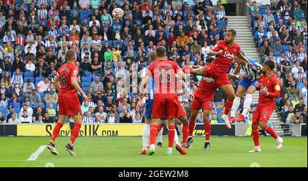 Brighton und Hove, England, 21. August 2021. Shane Duffy aus Brighton und Hove Albion erzielt das erste Tor während des Premier League-Spiels im AMEX Stadium, Brighton und Hove. Bildnachweis sollte lauten: Paul Terry / Sportimage Stockfoto