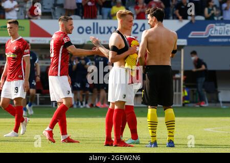 21. August 2021, Baden-Württemberg, Freiburg im Breisgau: Fußball: Bundesliga, SC Freiburg - Borussia Dortmund, Matchday 2, Schwarzwald-Stadion. Die Dortmunder Mats Hummels (r) spricht mit dem Freiburger Philipp Lienhart, nachdem sie am Ende des Spiels das Trikot getauscht hat, während andere Spieler des SC Freiburg im Hintergrund zu sehen sind. Foto: Philipp von Ditfurth/dpa - WICHTIGER HINWEIS: Gemäß den Bestimmungen der DFL Deutsche Fußball Liga und/oder des DFB Deutscher Fußball-Bund ist es untersagt, im Stadion und/oder vom Spiel aufgenommene Fotos in Form von Sequenzbildern zu verwenden oder zu verwenden Stockfoto