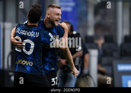 Mailand, Italien. August 2021. Milan Škriniar feiert nach einem Tor während der italienischen Fußball-Meisterschaft Serie A 2021-2022 Spiel Inter Mailand gegen Genua im San Siro Stadium Credit: Piero Cruciatti/Alamy Live News Stockfoto