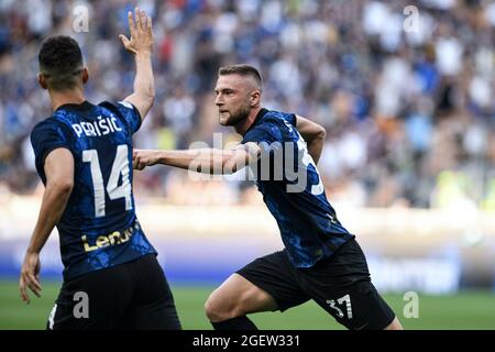 Mailand, Italien. August 2021. Milan Škriniar feiert nach einem Tor während der italienischen Fußball-Meisterschaft Serie A 2021-2022 Spiel Inter Mailand gegen Genua im San Siro Stadium Credit: Piero Cruciatti/Alamy Live News Stockfoto