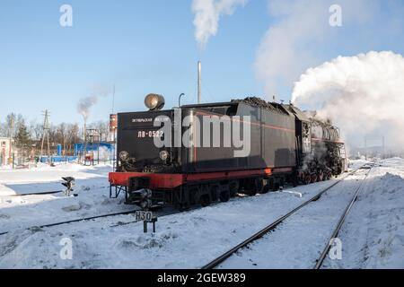 SORTAVALA, RUSSLAND - 10. MÄRZ 2021: Dampflokomotive fährt zum Bahnhof, um in den Zug zu fahren Stockfoto