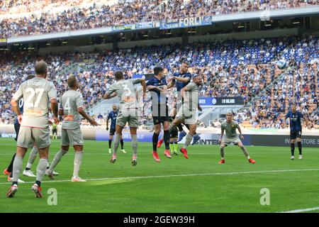 Mailand, Italien, 21. August 2021. Milan Skriniar vom FC Internazionale steigt über Davide Biraschi vom FC Genua, um den Ball nach Hause zu führen und der Seite während des Serie-A-Spiels bei Giuseppe Meazza, Mailand, eine Führung von 1-0 zu geben. Bildnachweis sollte lauten: Jonathan Moscrop / Sportimage Kredit: Sportimage/Alamy Live News Stockfoto