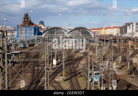 PRAG, TSCHECHISCHE REPUBLIK - 13. MÄRZ 2020: Blick auf den Hauptbahnhof in Prag. Viele Schienen und Schalter in einer großen Station Stockfoto