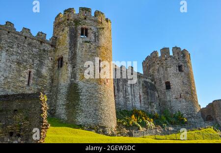 Mauerabschnitt und Aussichtstürme in Conwy Castle, North Wales, Großbritannien Stockfoto