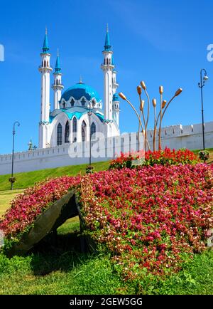 Kasan Kreml im Sommer, Tatarstan, Russland. Schöne malerische Aussicht auf die Kul Sharif Moschee, großes Wahrzeichen von Kazan. Berühmte Touristenattraktion, islamische ar Stockfoto