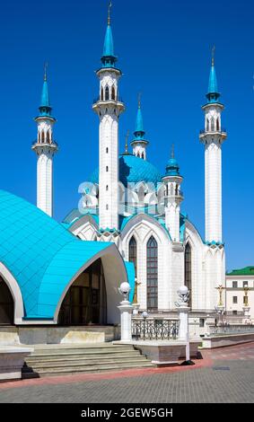 Kul Sharif Moschee in Kasan Kreml, Tatarstan, Russland. Es ist das Wahrzeichen von Kazan. Vertikale Ansicht der islamischen Architektur, schöne Touristenattraktion in Stockfoto