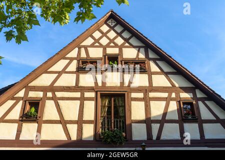 Fachwerkhaus in Süddeutschland, Europa. Schöne Fassade eines typischen Hauses in deutscher Stadt. Vorderansicht eines kleinen Wohnhauses, traditionell Stockfoto
