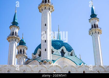 Kul Sharif Moschee in Kasan Kreml, Tatarstan, Russland. Es ist das Wahrzeichen von Kazan. Schöne Touristenattraktion, moderne islamische Architektur gegen Blau Stockfoto