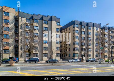 1166 Grand Concourse ist ein Art déco-Wahrzeichen, das von Jacob M. Felson entworfen wurde. Es ist Teil des Bronx Grand Concourse Historic District. Stockfoto